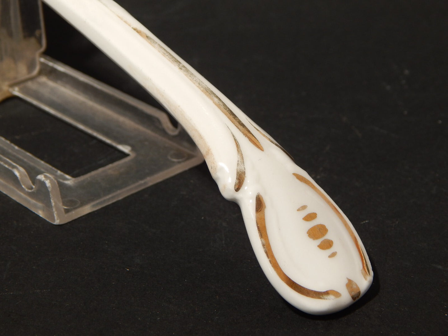 ANTICO RARO CUCCHIAIO DA SALSIERA IN PORCELLANA BIANCA CON DECORO IN ORO