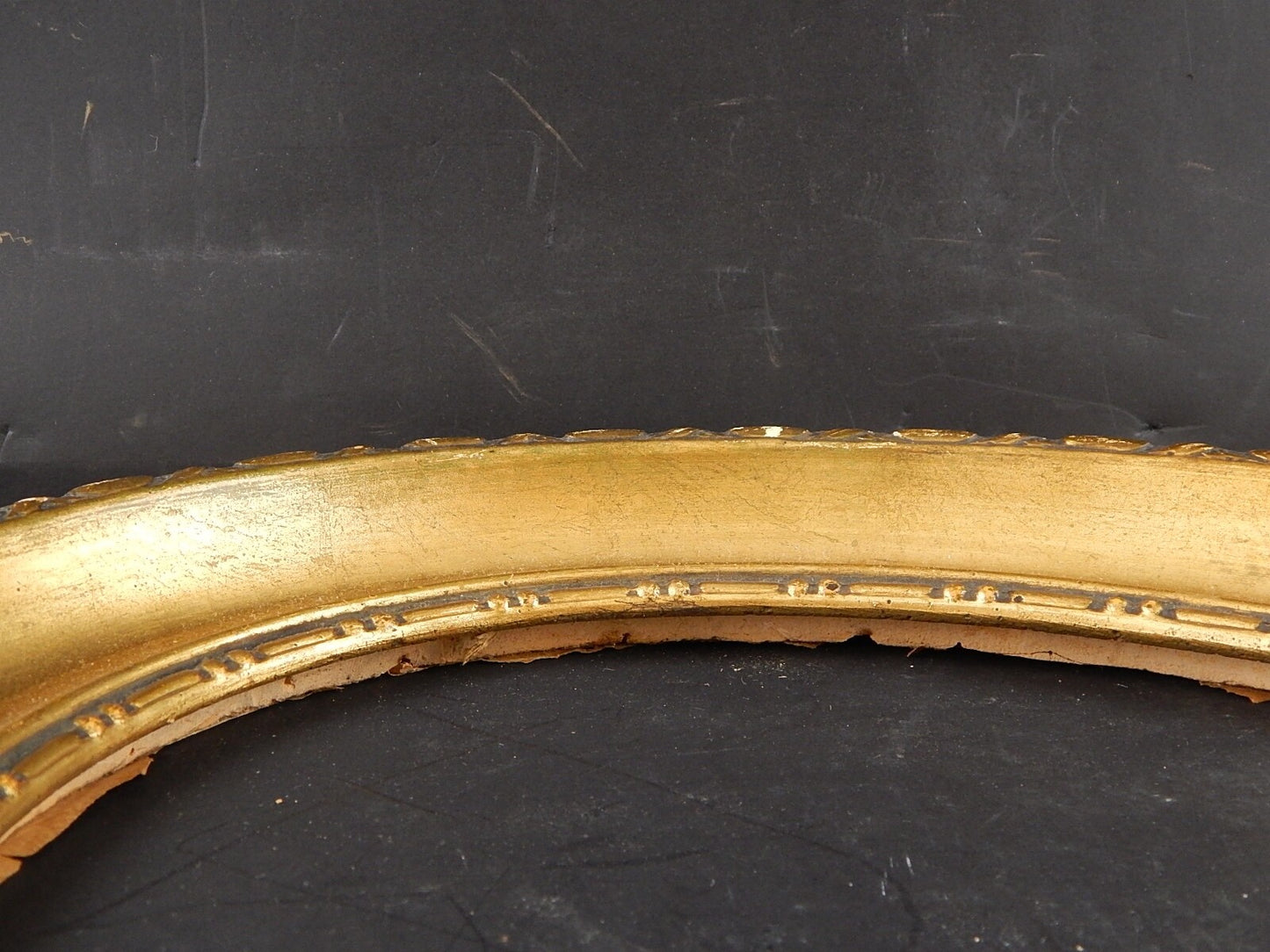 ANTICA CORNICE OVALE DORATA IN GESSO RIFINITA IN PASTIGLIA 1900 LIBERTY