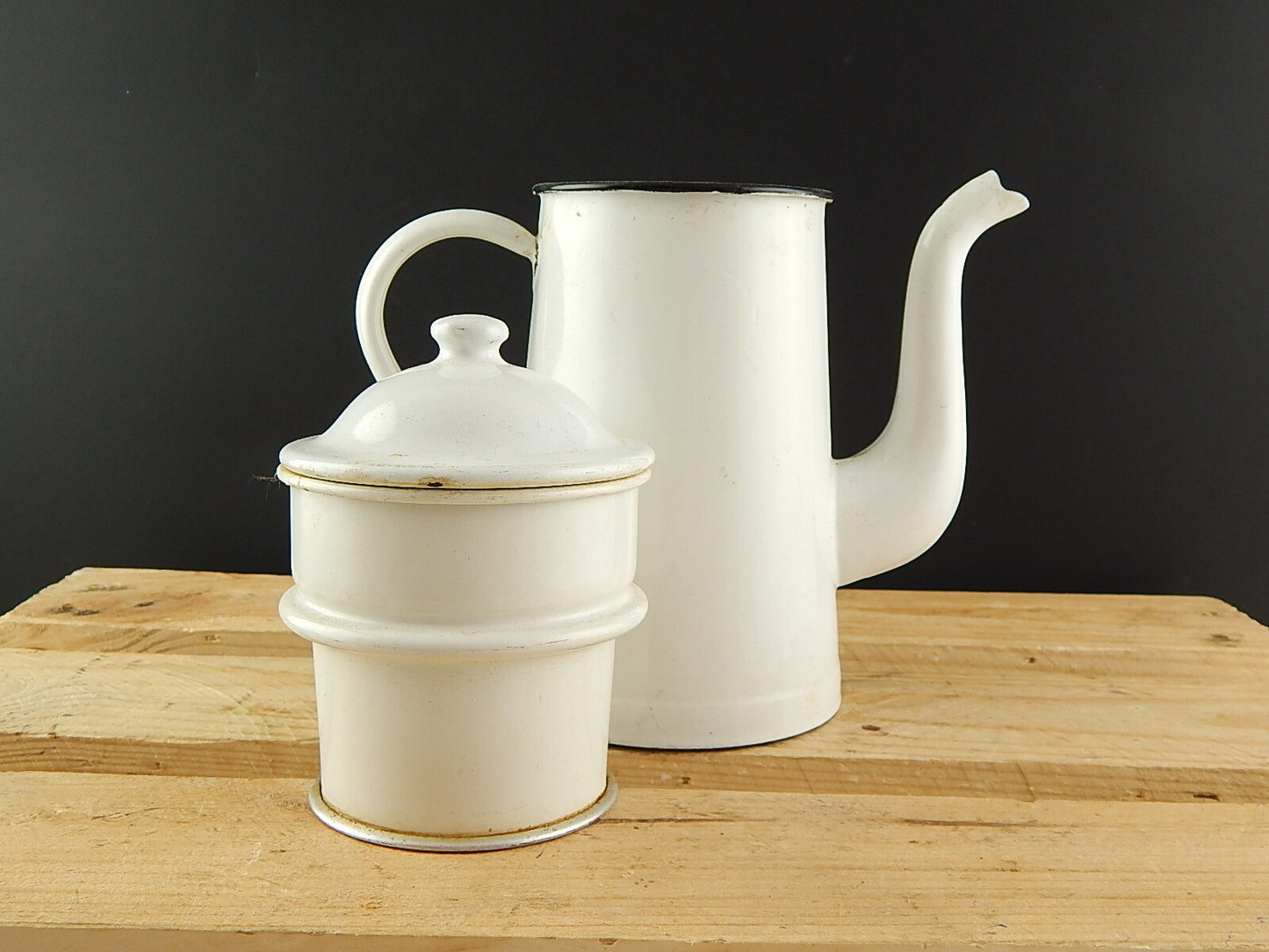 VINTAGE CAFFETTIERA LATTA SMALTATA PORCELLANATA BIANCA COUNTRY CHIC DUE LEONI