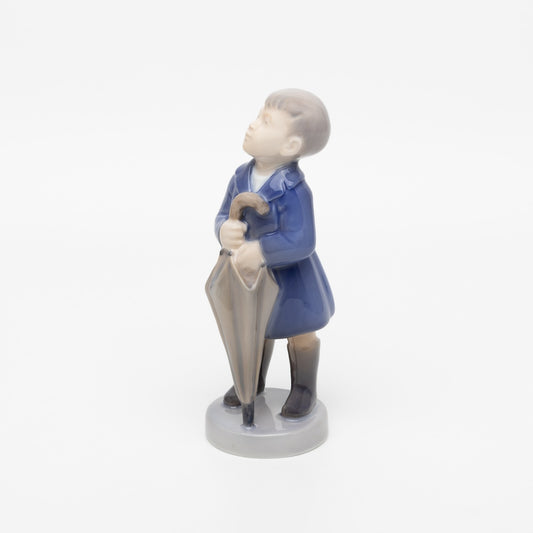 STATUINA PORCELLANA ROYAL COPENHAGEN "Aprile, Ragazzo con Ombrello" 4526 CM 17x7