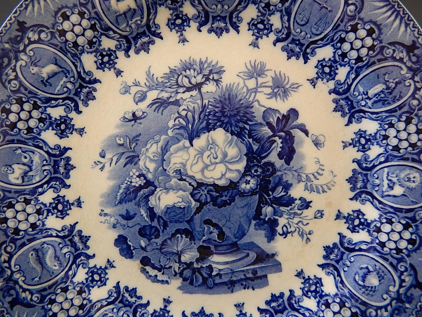 ANTICO RARO PIATTO PORCELLANA WEDGWOOD SEGNI ZODIACALI META' '800 BIANCO BLU