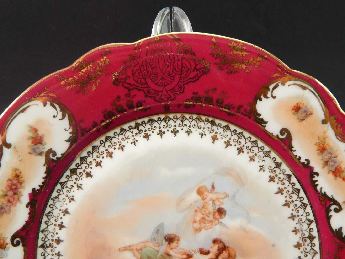 ANTICO PREZIOSO PIATTO DECORATIVO ROMANTICO PORCELLANA VIENNA ROSSO E ORO #1891