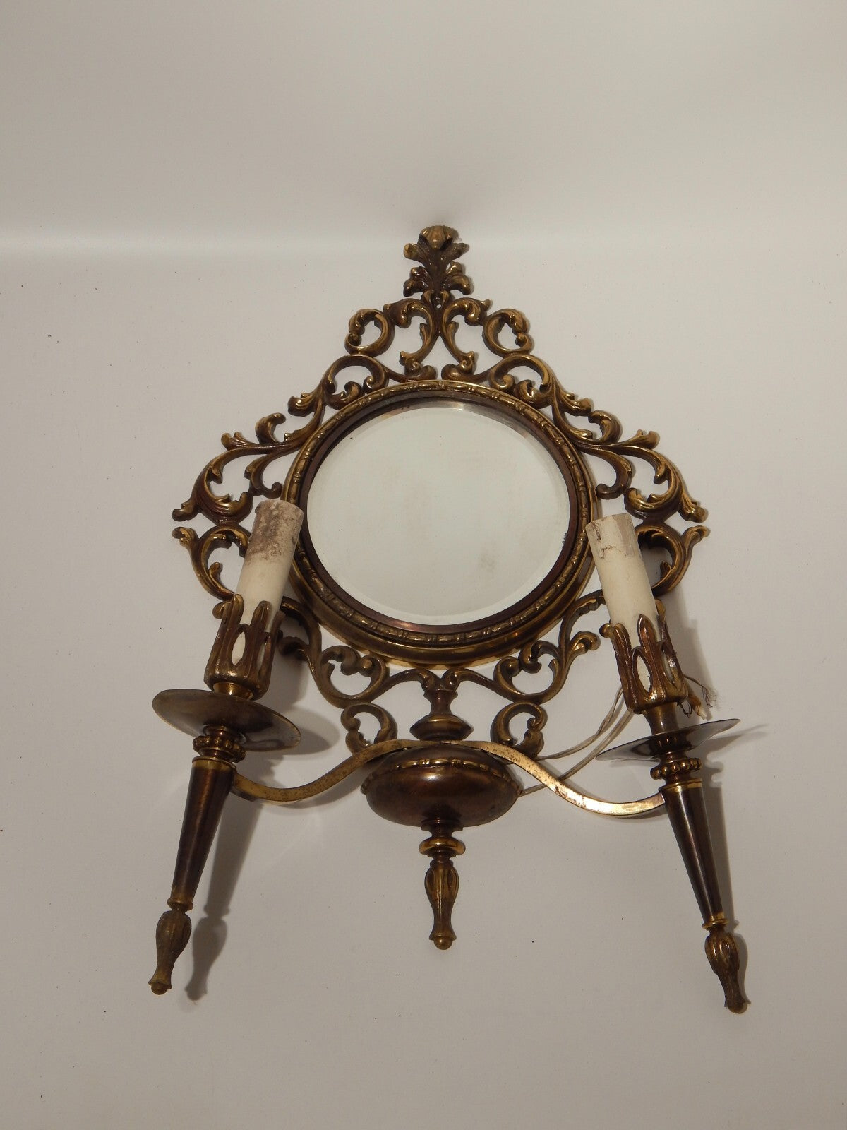 ANTICA APPLIQUE 2 FUOCHI CON CORNICE STILE BAROCCO OTTONE O BRONZO E SPECCHIO