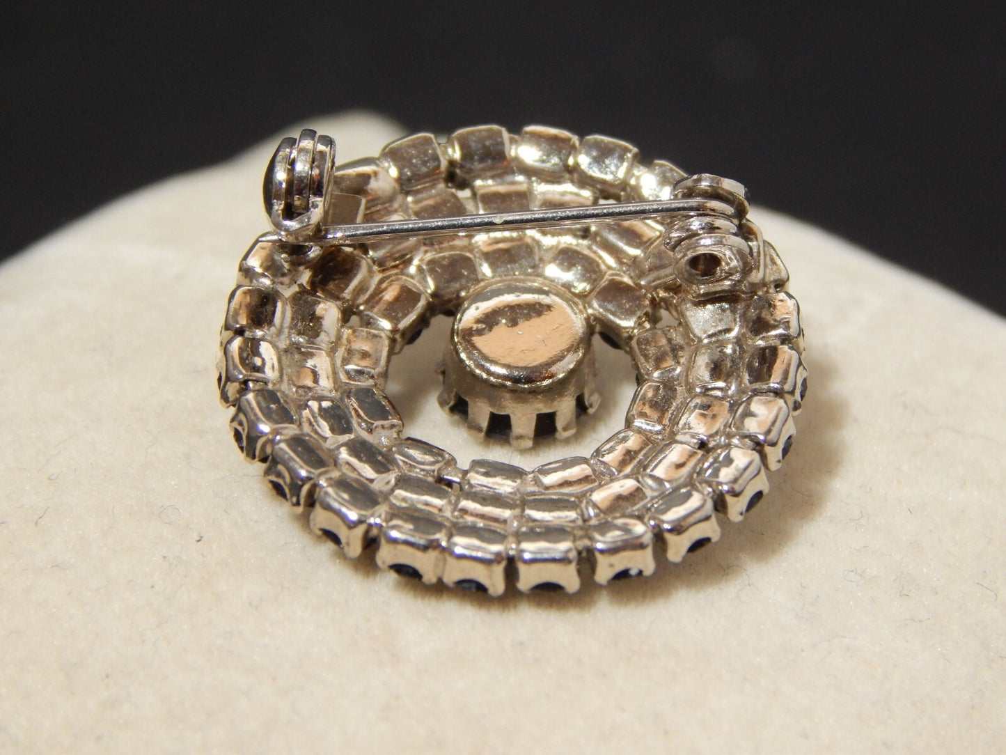 VINTAGE BIJOUX SPILLA ARGENTATA CON PIETRE NERE ANNI '70