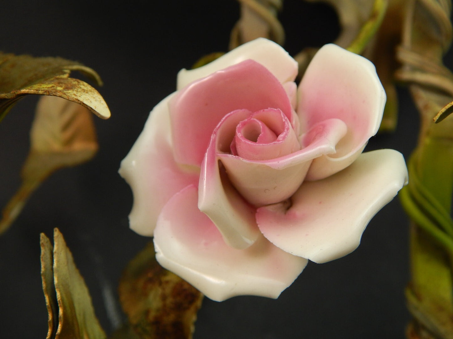 APPLIQUE A TRE FUOCHI ANTICA LIBERTY FERRO BATTUTO E ROSE CERAMICA POLICROME