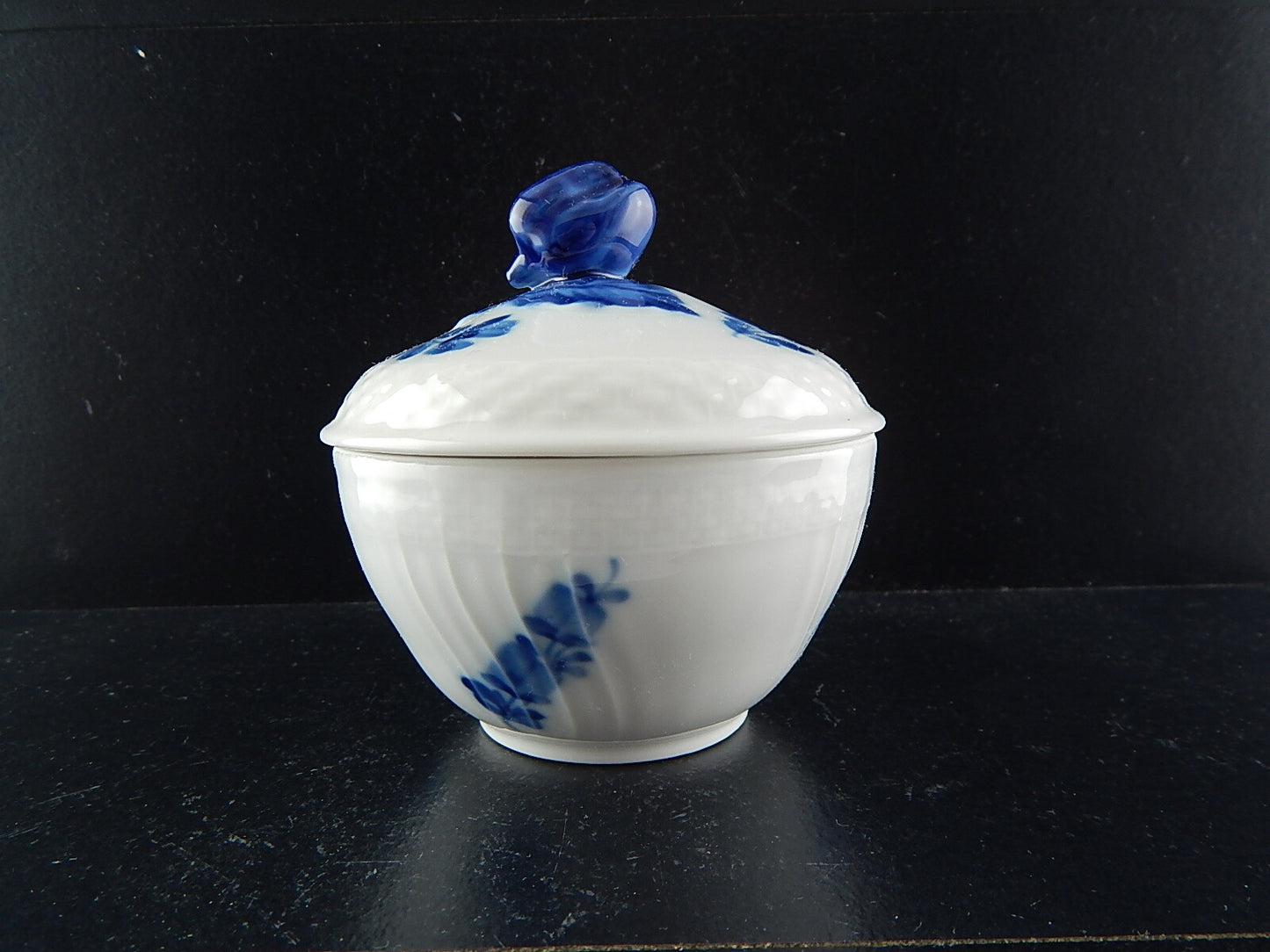 ROYAL COPENHAGEN PORCELLANA ZUCCHERIERA NEW BLUE FLOWER CURVED SUGAR POT #155