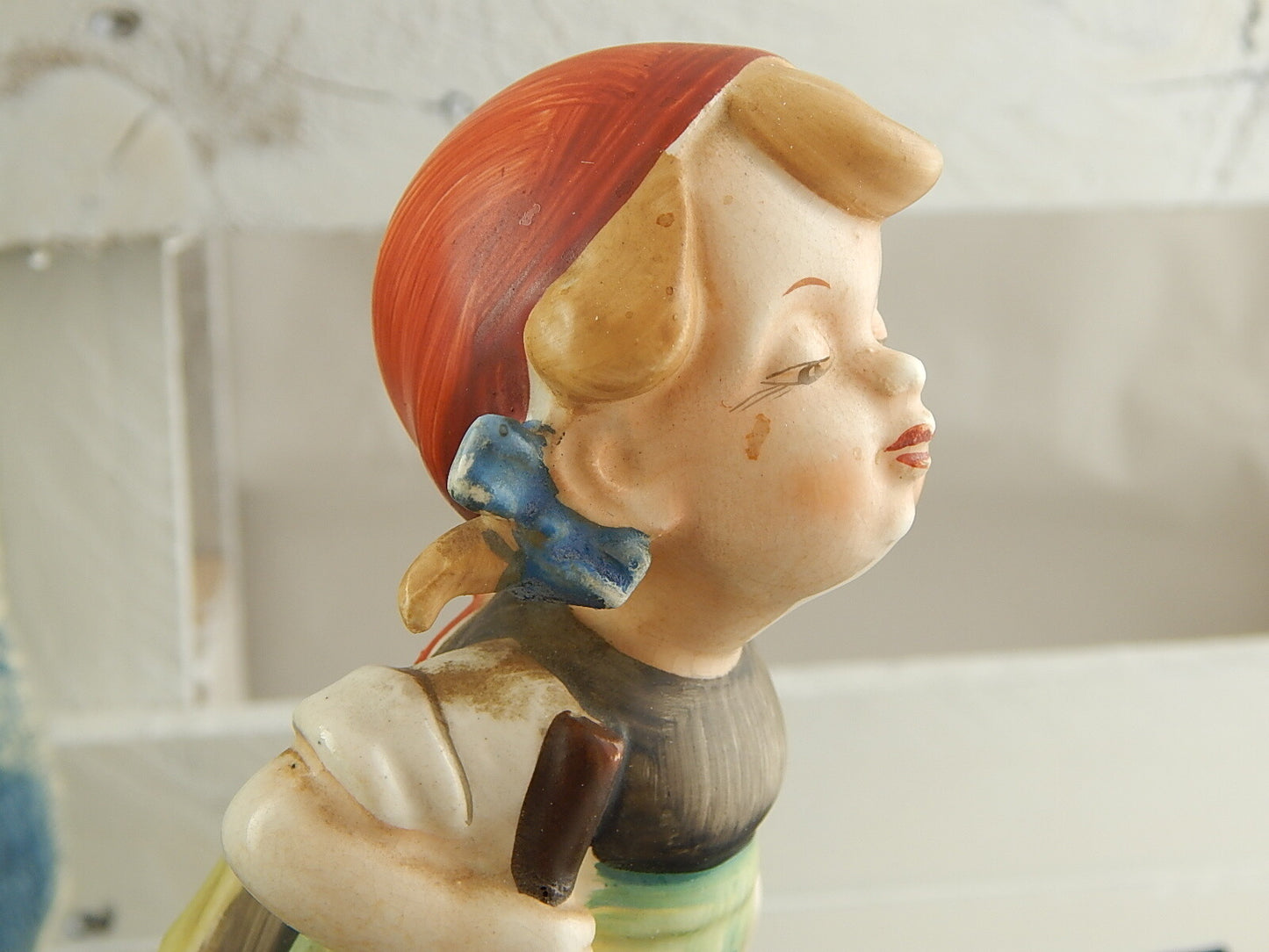 INTROVABILE STILE HUMMEL STATUINA CERAMICA BAMBINA CON SCOPA 1956 L&M COPYRIGHT