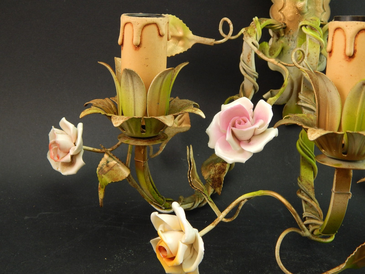 APPLIQUE A TRE FUOCHI ANTICA LIBERTY FERRO BATTUTO E ROSE CERAMICA POLICROME