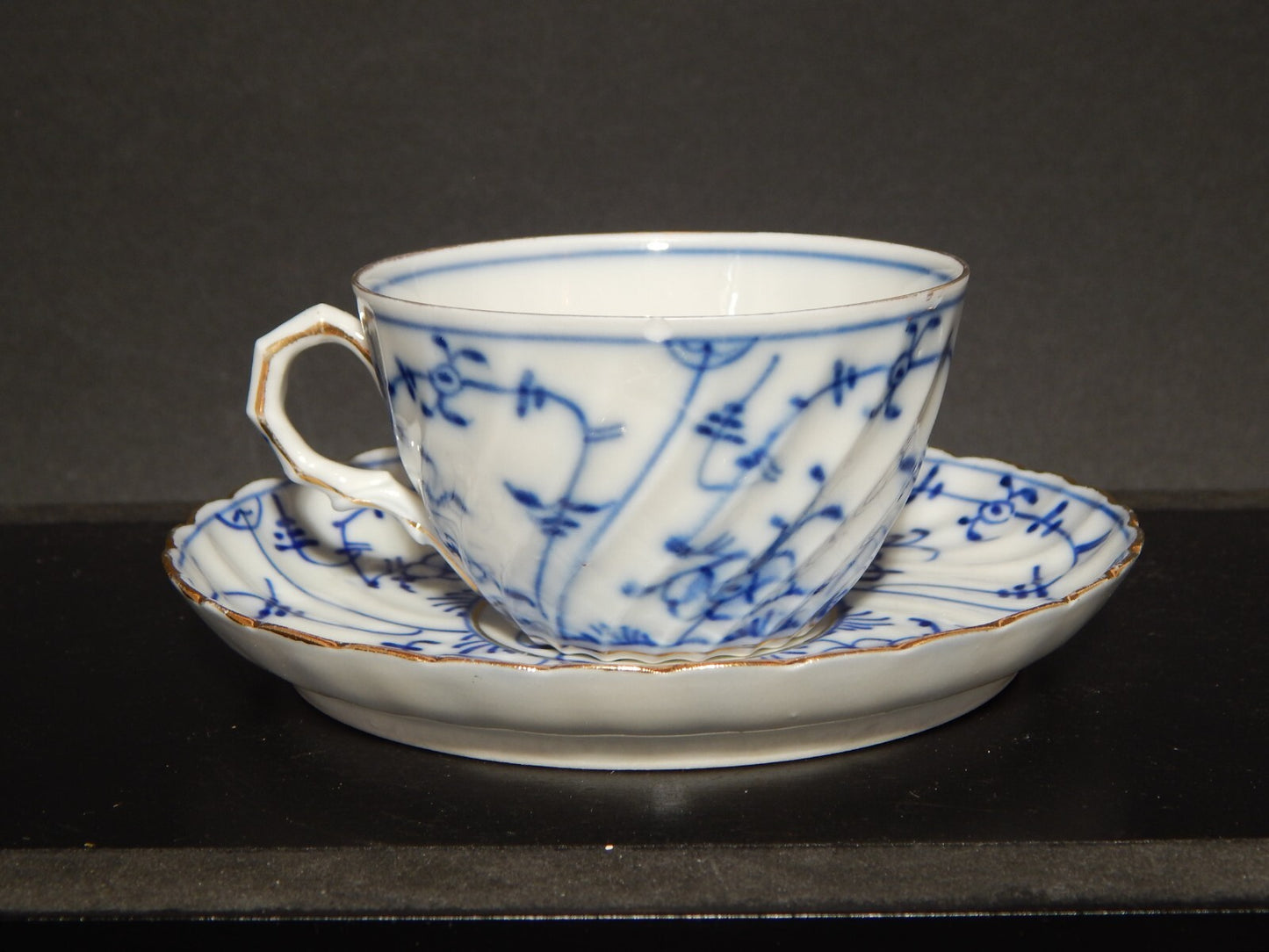 ANTICA TAZZA DA TE' PORCELLANA ROYAL TETTAU BLUE FLUTED BIANCO BLU PROFILO ORO