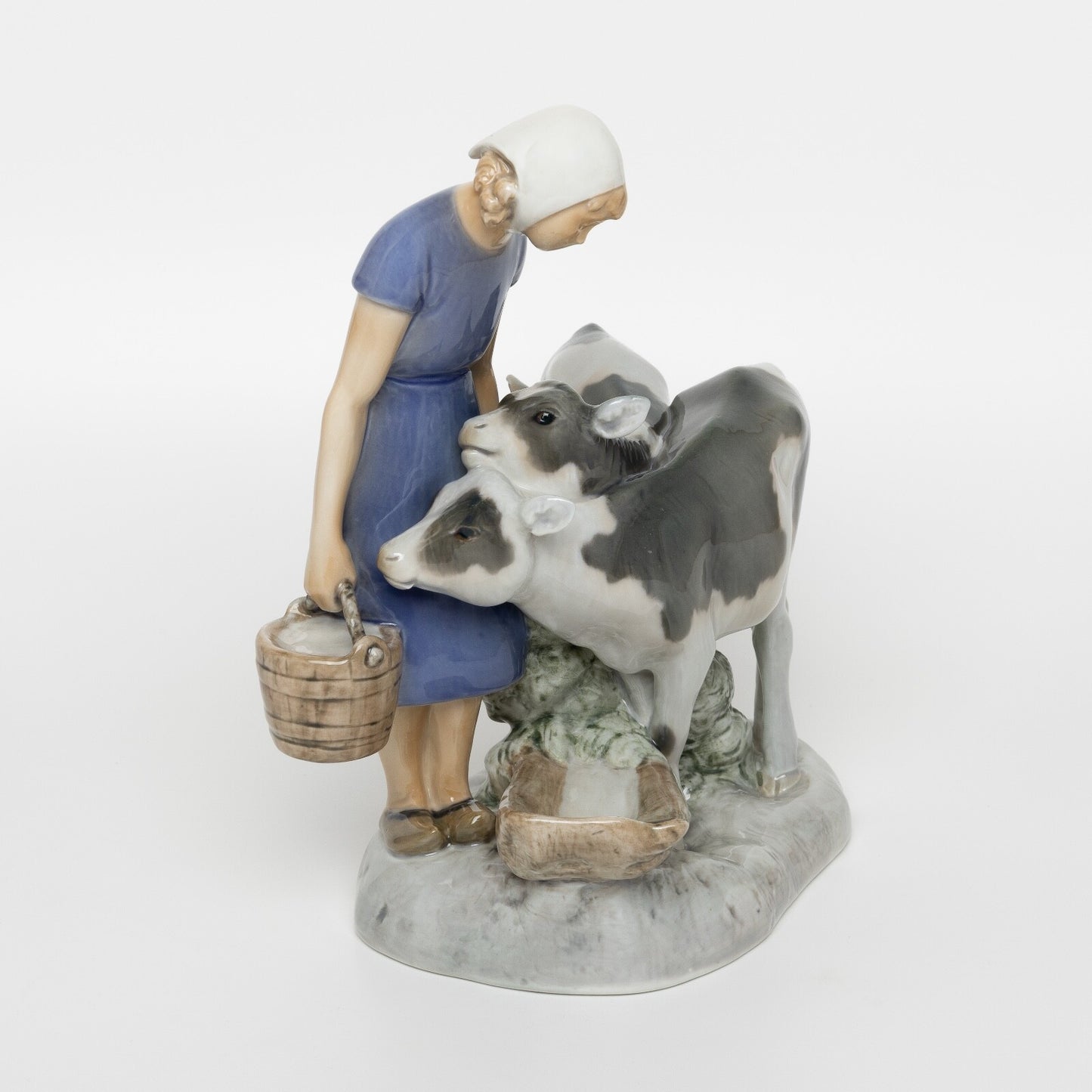 STATUINA PORCELLANA ROYAL COPENHAGEN BING&GRONDAHL "Ragazza con Vitelli" CM. 20