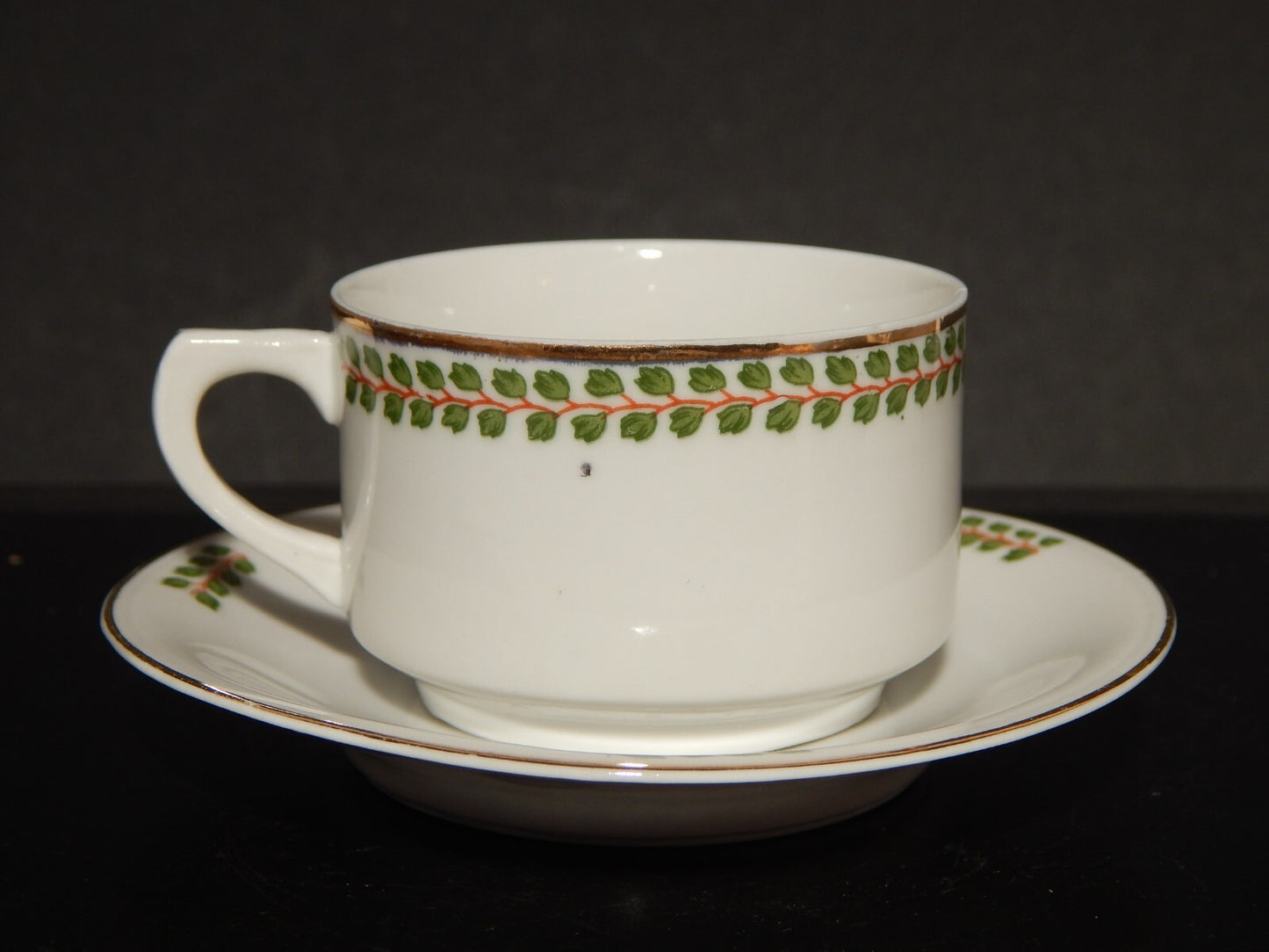 ANTICA TAZZINA CAFFÈ PORCELLANA BIANCA GHIRLANDE PICCOLE FOGLIE VERDI difetto