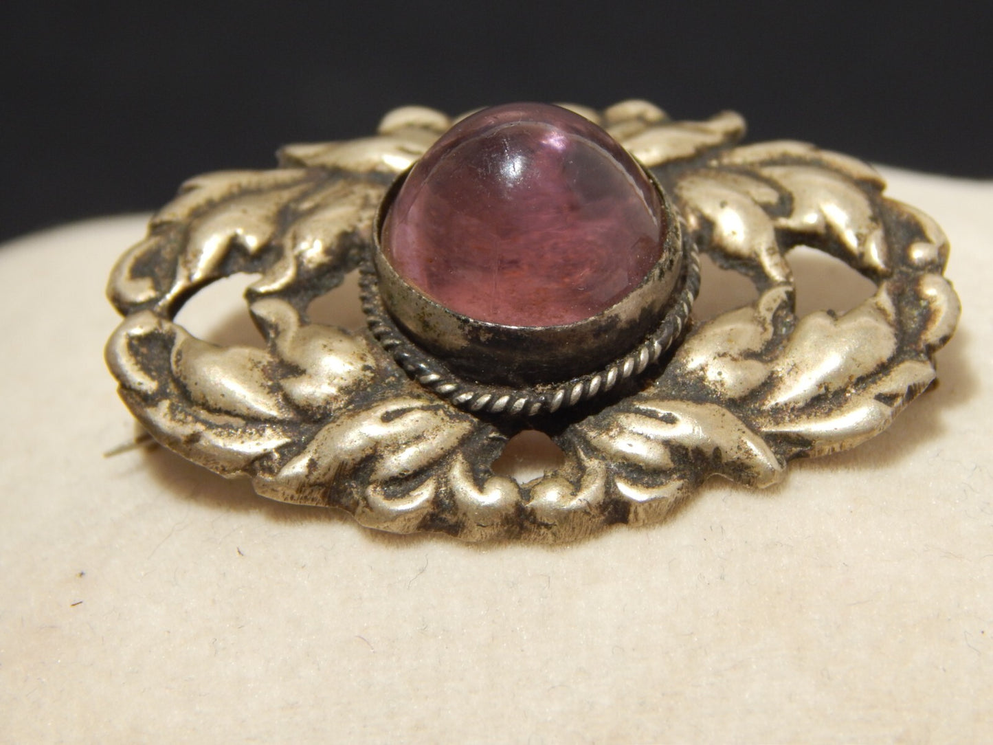 ANTICA SPILLA ART DECO ARGENTATA CON CRISTALLO COLOR AMETISTA