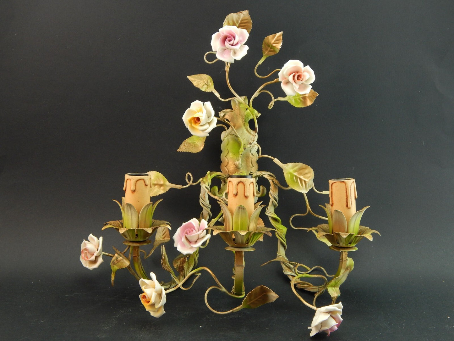 APPLIQUE A TRE FUOCHI ANTICA LIBERTY FERRO BATTUTO E ROSE CERAMICA POLICROME