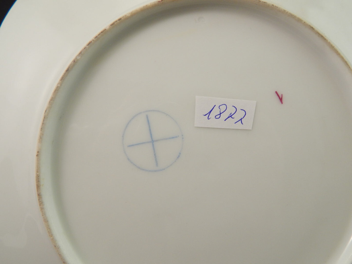 ANTICO PREZIOSO PIATTO DECORATIVO ROMANTICO PORCELLANA VIENNA ROSSO E ORO