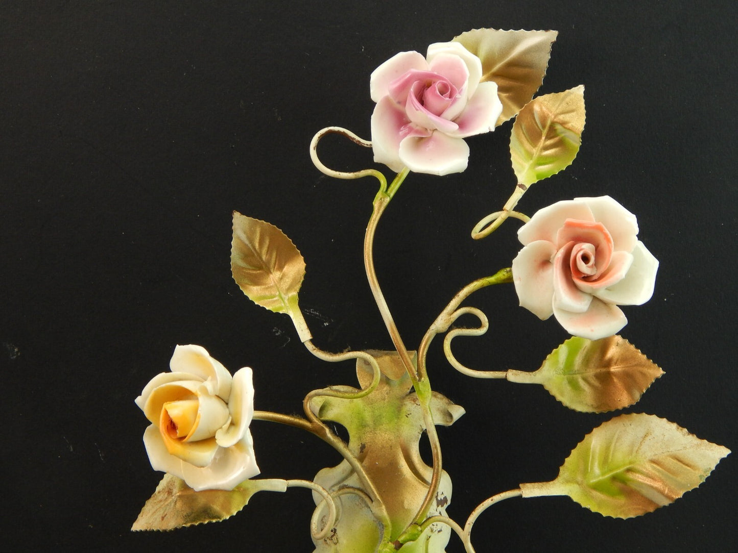 APPLIQUE TRE FUOCHI ANTICA LIBERTY FERRO BATTUTO E ROSE CERAMICA POLICROME #1733