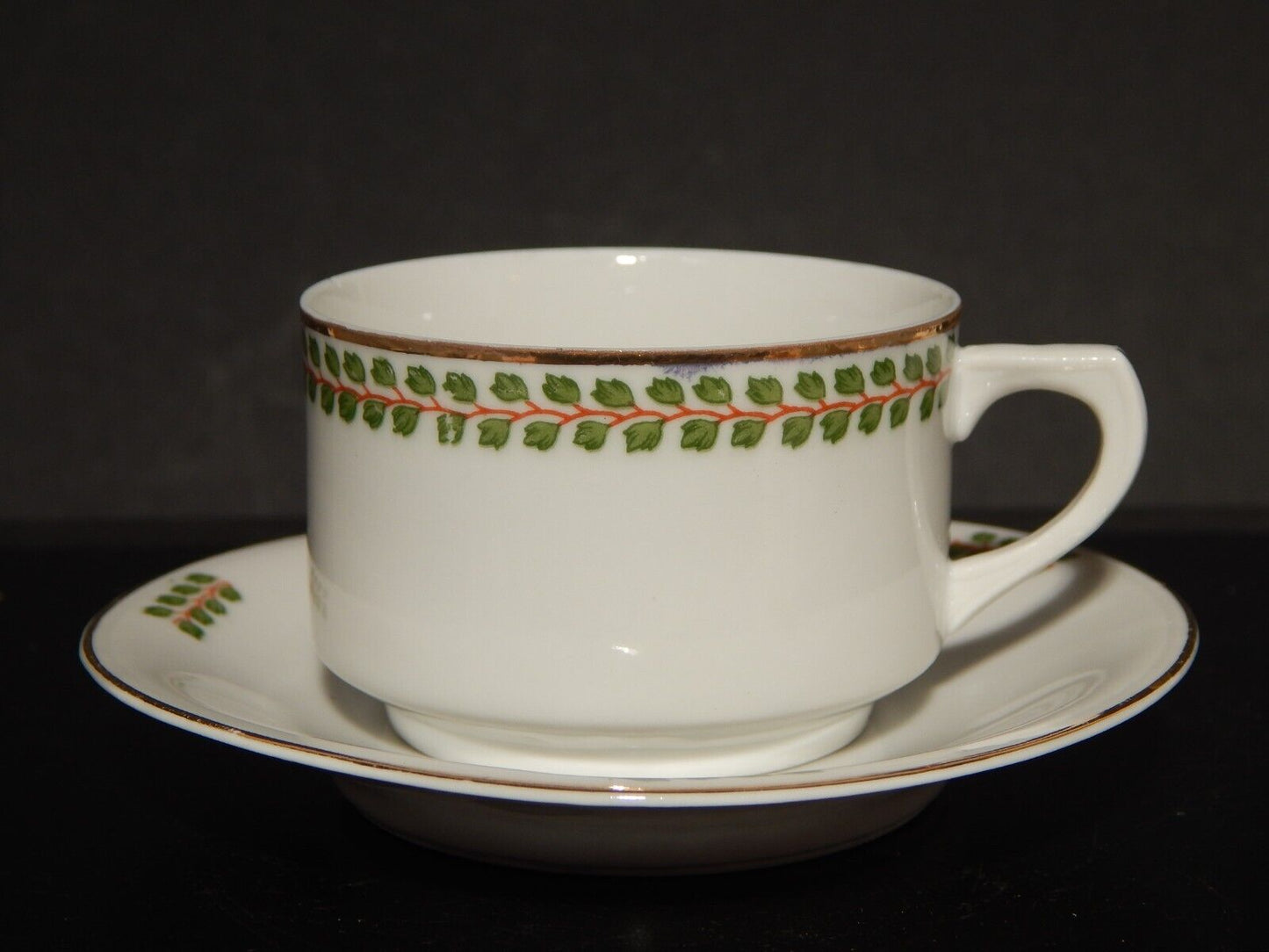 ANTICA TAZZINA CAFFÈ PORCELLANA BIANCA GHIRLANDE PICCOLE FOGLIE VERDI difetto