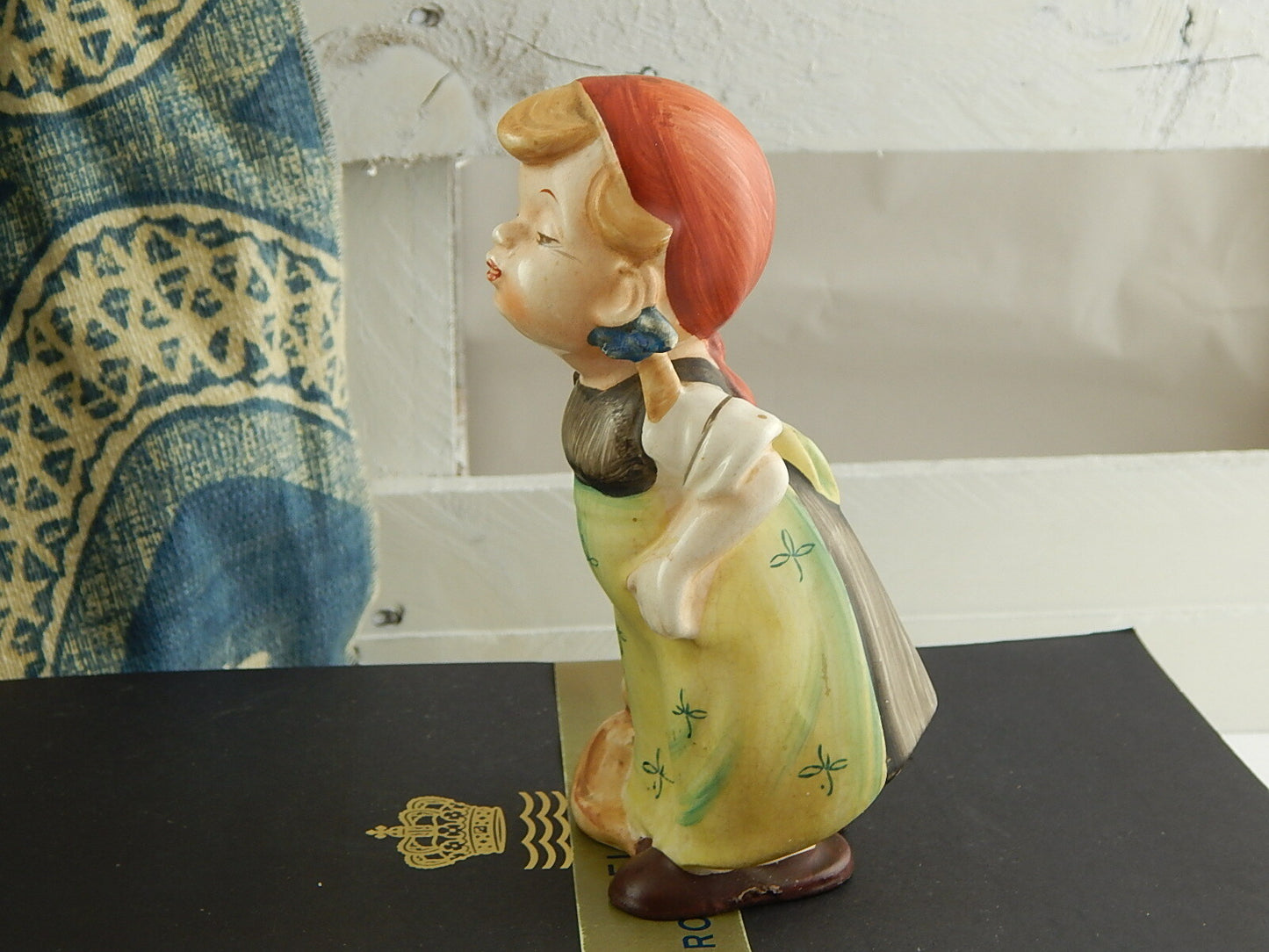 INTROVABILE STILE HUMMEL STATUINA CERAMICA BAMBINA CON SCOPA 1956 L&M COPYRIGHT