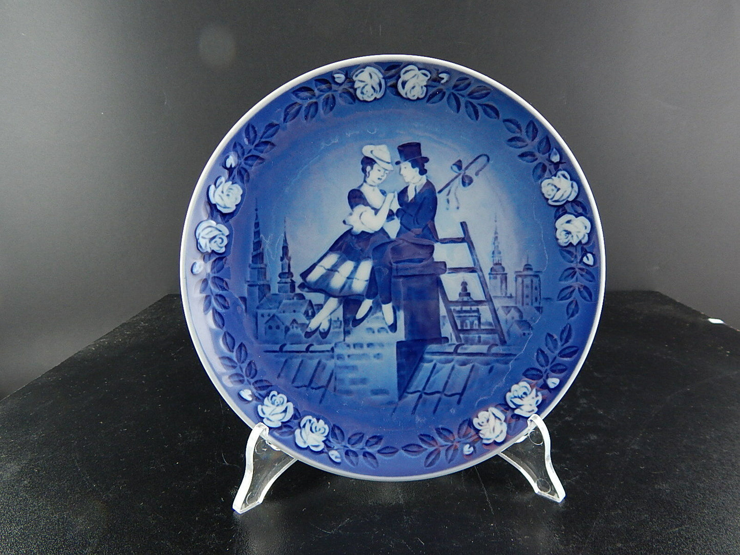 ROYAL COPENHAGEN H.C.ANDERSEN PIATTO PORCELLANA PASTORELLA E SPAZZACAMINO 1986