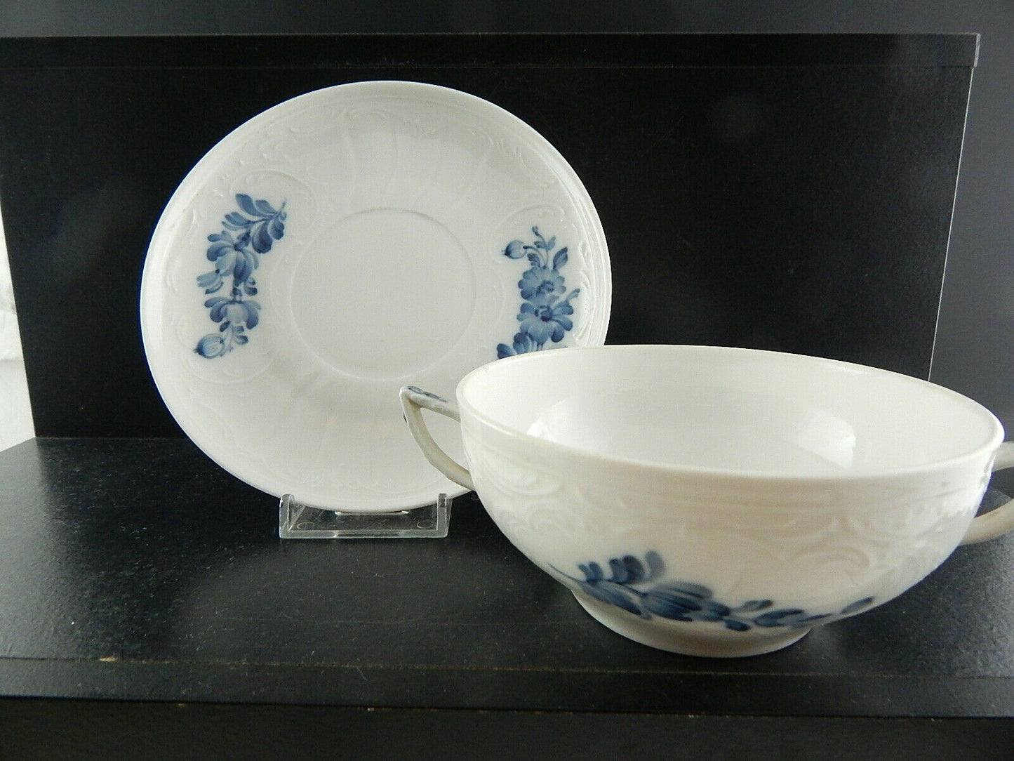 ROYAL COPENHAGEN PORCELLANA JULIANE MARIE FIORI BLU COPPIA TAZZE BRODO DIPINTE