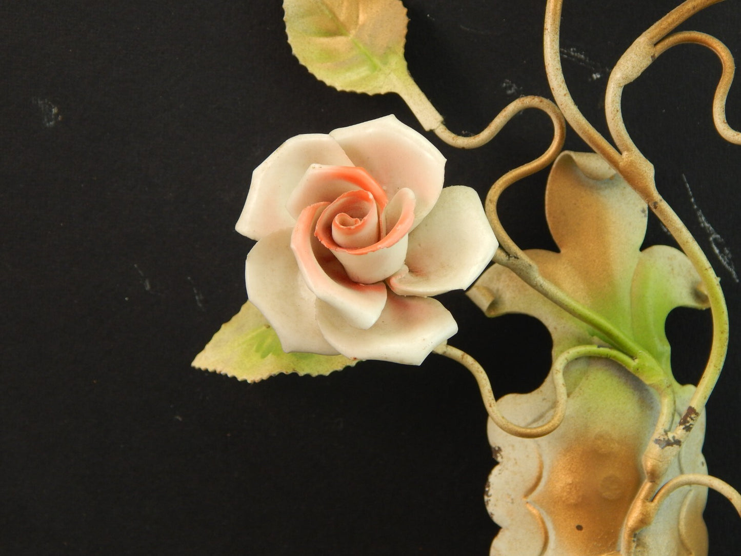 APPLIQUE DUE FUOCHI ANTICA LIBERTY FERRO BATTUTO E ROSE CERAMICA POLICROME