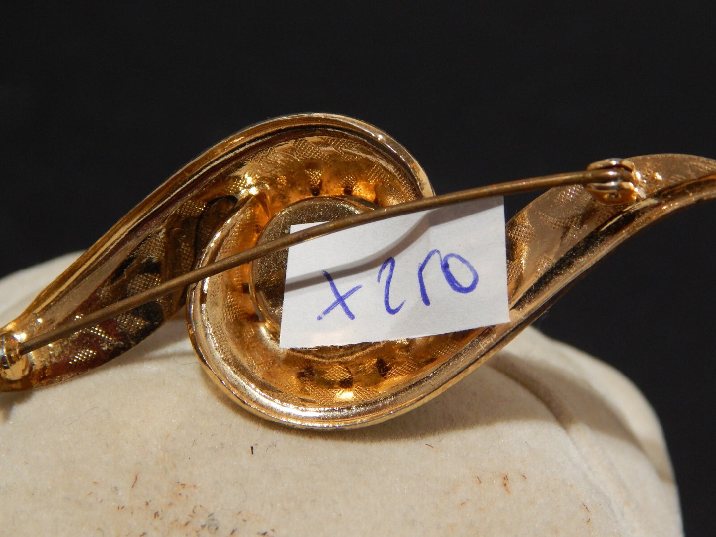 ANTICA SPILLA ART DECO CON DORATURA E CRISTALLO COLOR AMETISTA