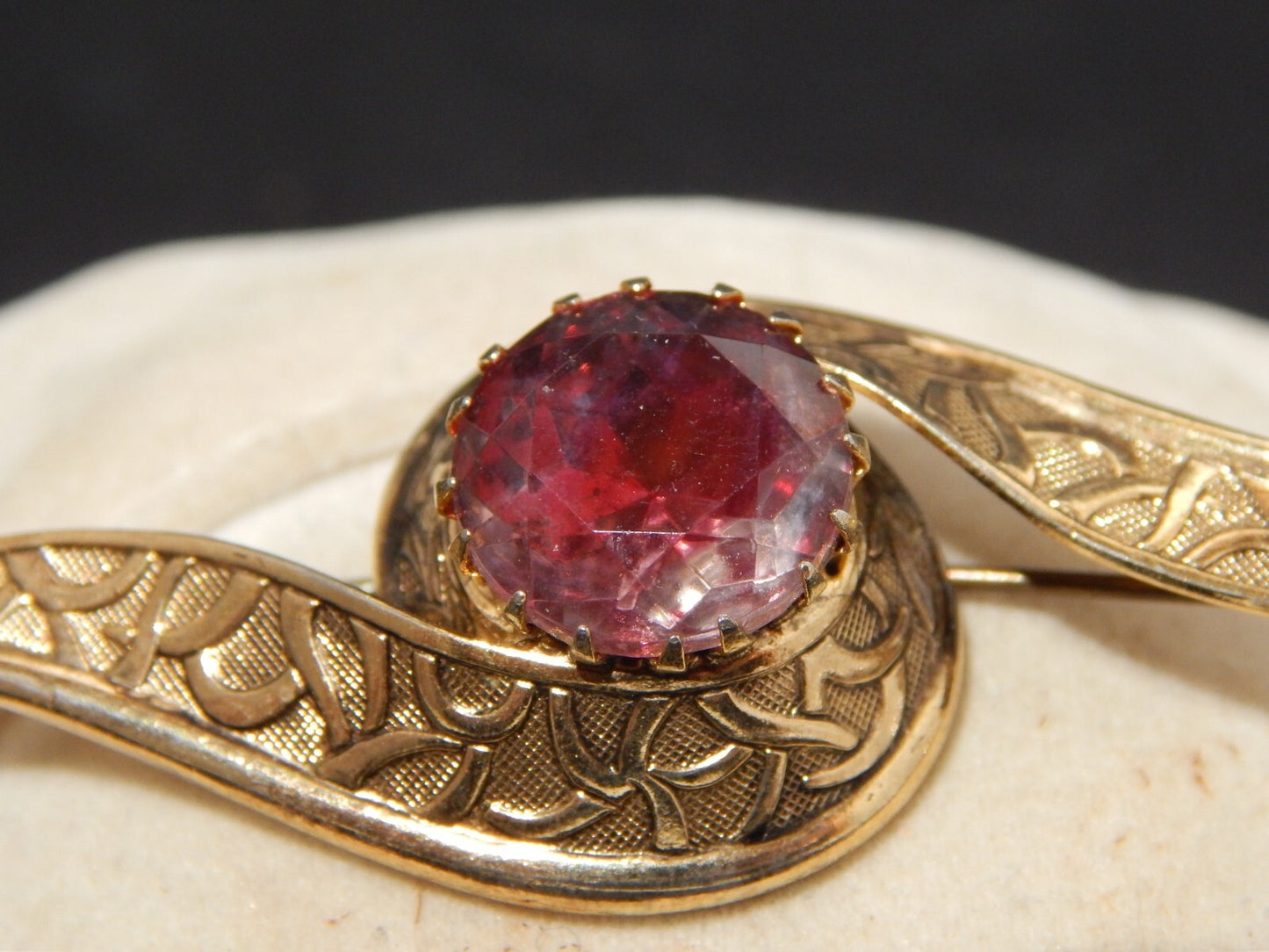 ANTICA SPILLA ART DECO CON DORATURA E CRISTALLO COLOR AMETISTA