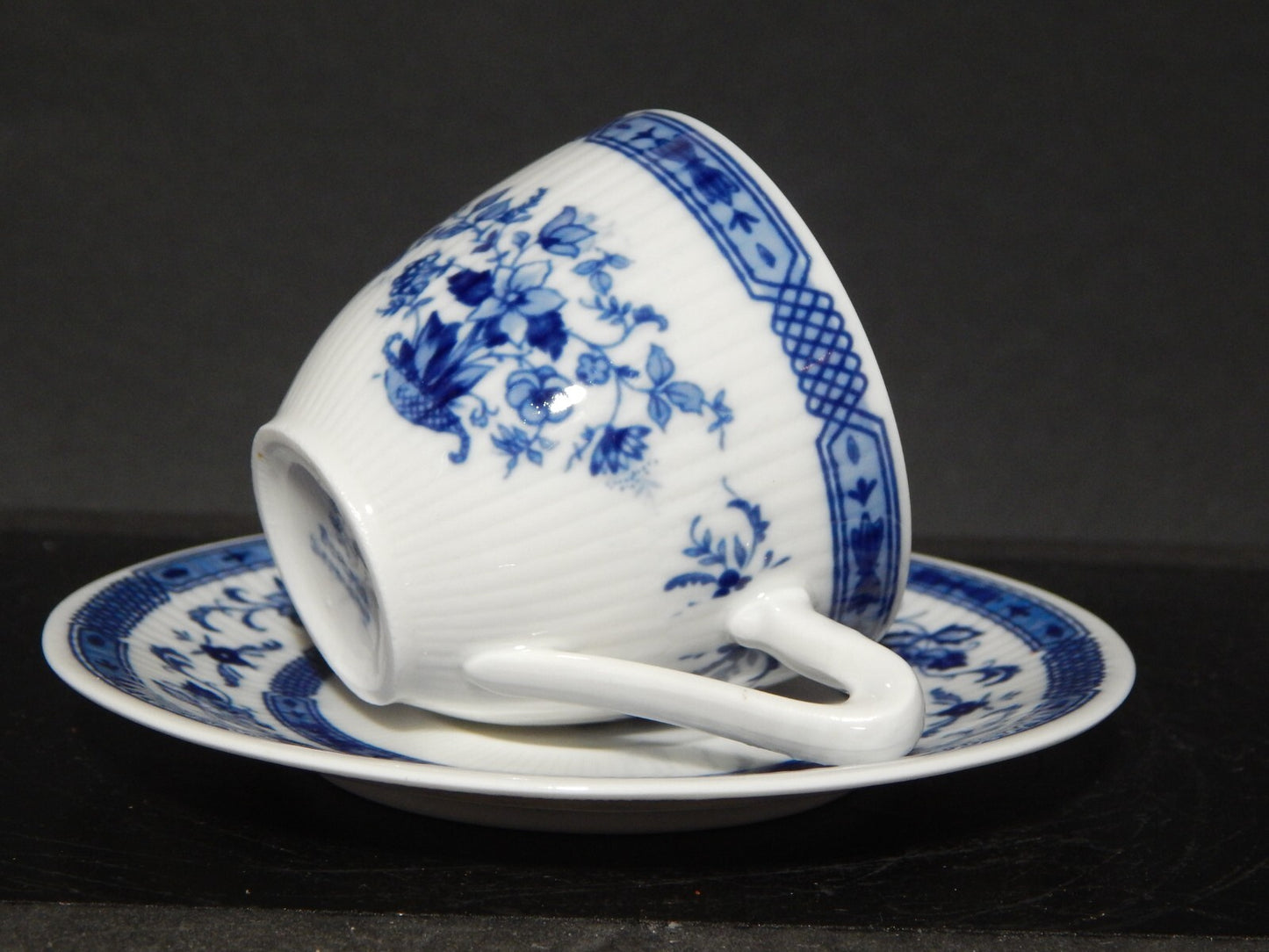 VINTAGE PREZIOSA TAZZINA PORCELLANA BIANCA BLU FLOREALE OSCAR SCHALLER BAVARIA