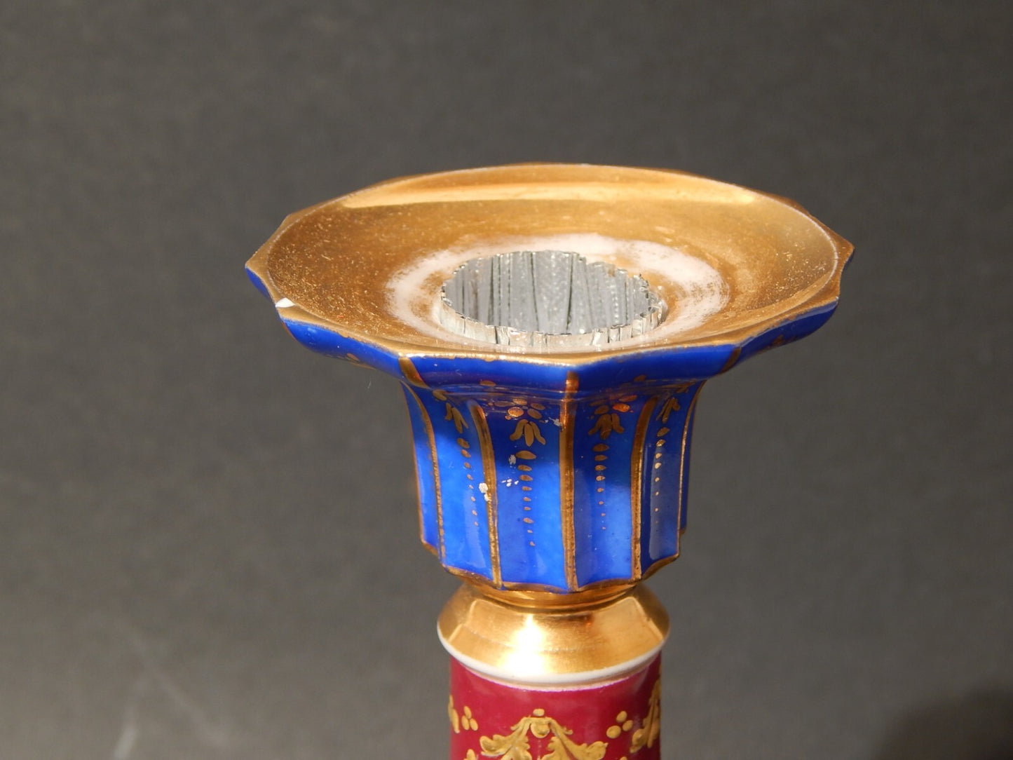 PREZIOSO ANTICO CANDELIERE PORCELLANA DECORO IN POLICROMA E ORO ZECCHINO