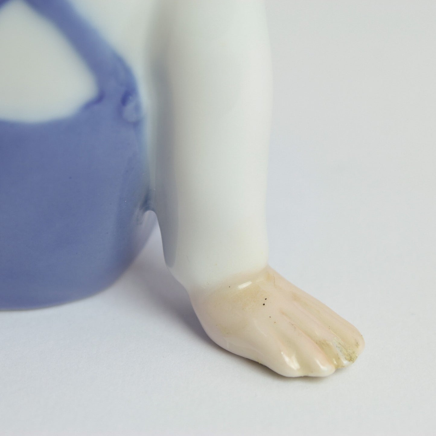 STATUINA PORCELLANA ROYAL COPENHAGEN BING&GRONDAHL "Bambina con Bambola" 2400