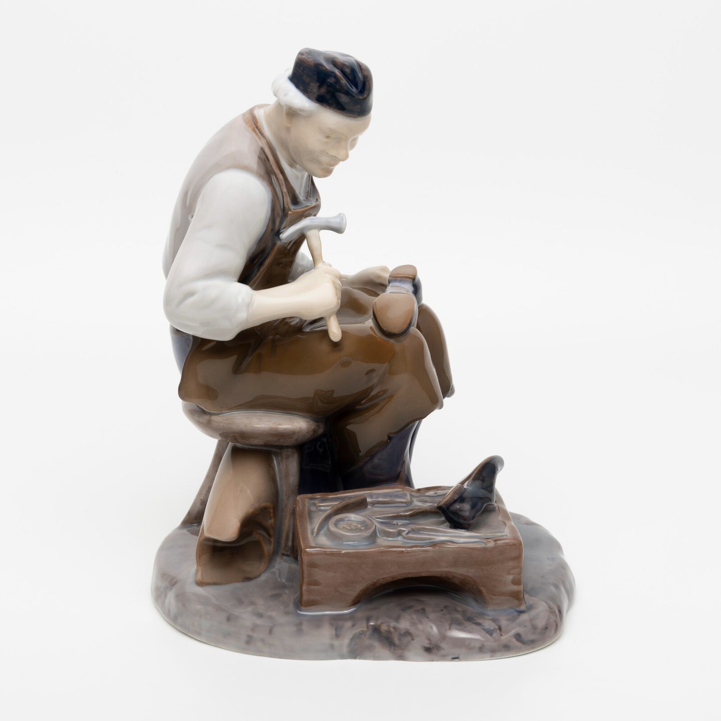 STATUINA PORCELLANA ROYAL COPENHAGEN BING&GRONDAHL "Calzolaio" COD 2228 CM 22x18