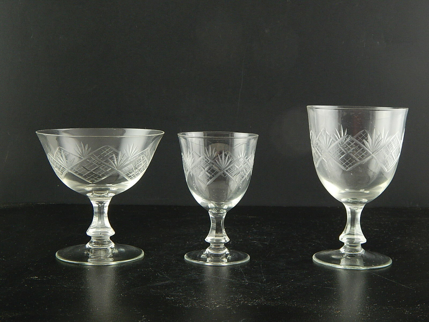 ANTICO ART DECO SET 18 BICCHIERI CALICI CRISTALLO BOEMIA INCISI MOLATI BOTTIGLIA