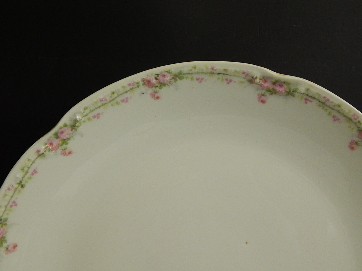 ANTICO RARO VASSOIO ROTONDO PORCELLANA BIANCA GINORI LIBERTY CON GHIRLANDA ROSE