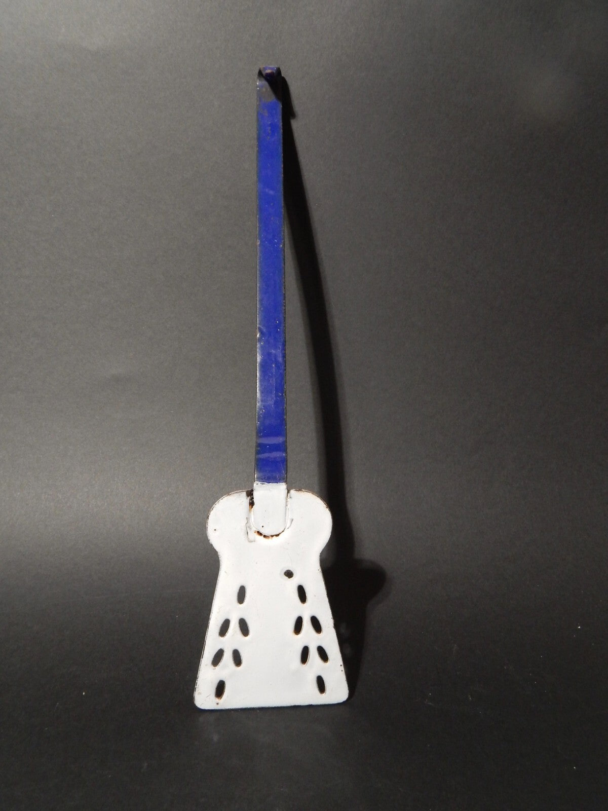 ANTICA PALETTA FORATA IN METALLO SMALTATO BIANCO BLU SHABBY COUNTRY KITCHEN