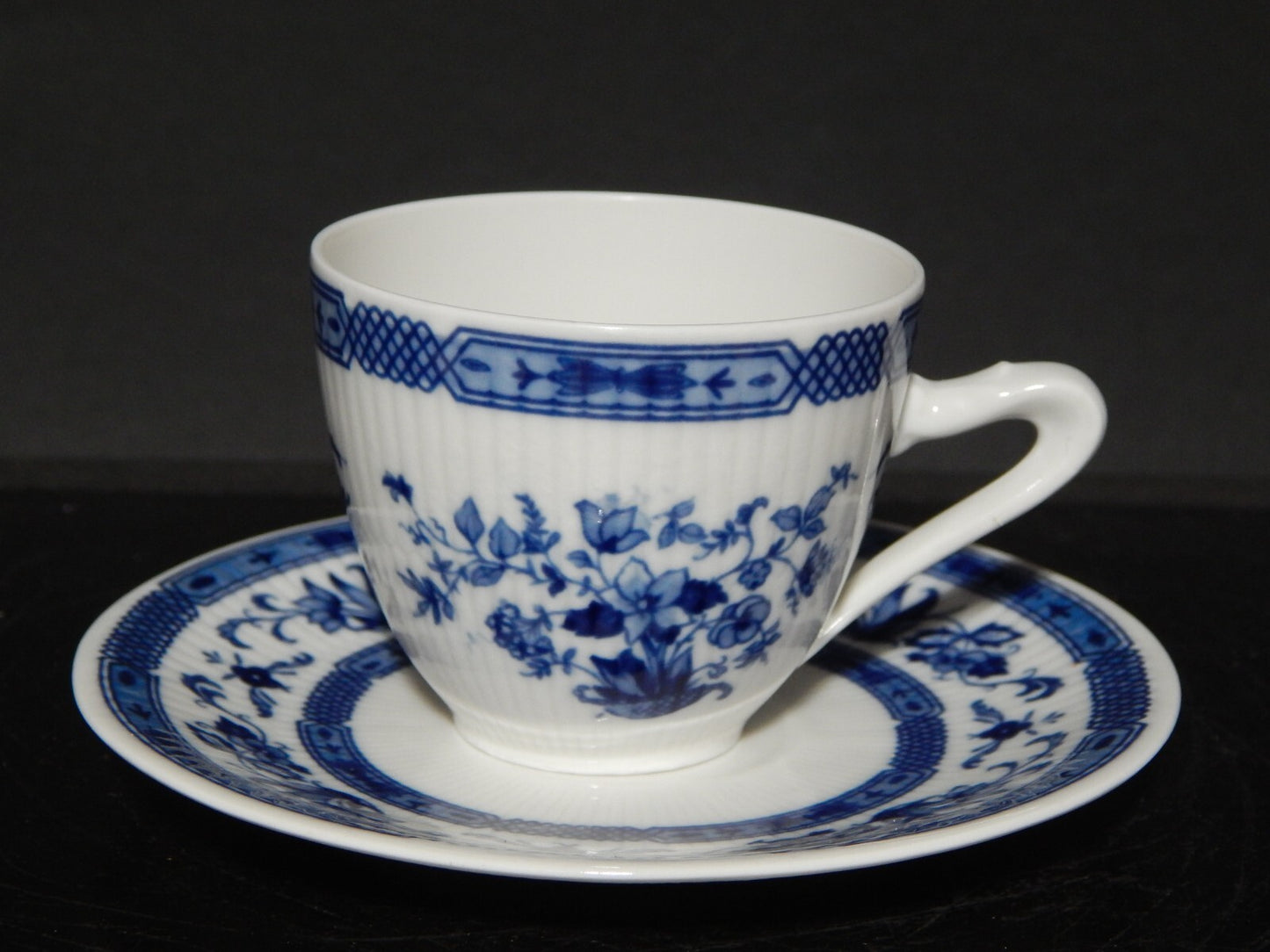 VINTAGE PREZIOSA TAZZINA PORCELLANA BIANCA BLU FLOREALE OSCAR SCHALLER BAVARIA