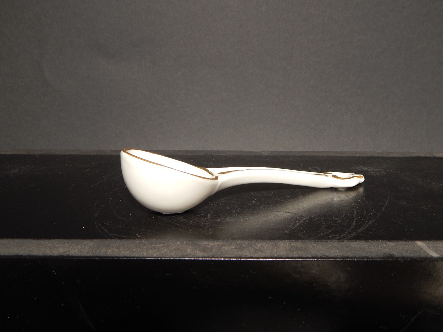ANTICO RARO CUCCHIAIO DA SALSIERA IN PORCELLANA BIANCA CON DECORO IN ORO #1501