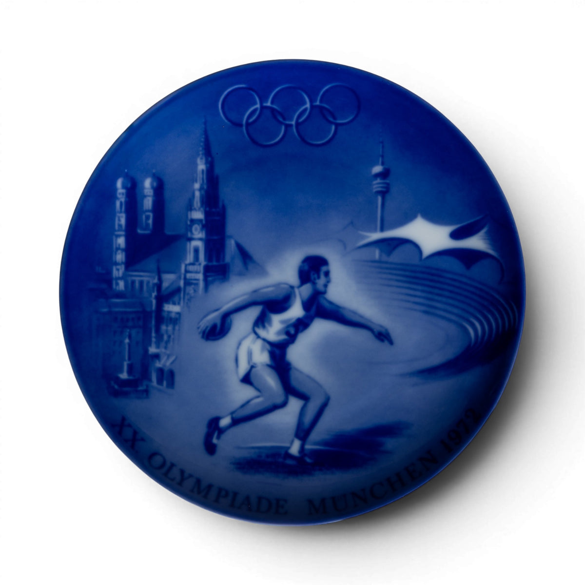 Piatto commemorativo Berlin Design Olimpiadi di Monaco 1972 in porcellana, lanciatore di disco e skyline olimpico, decoro blu cobalto sottosmalto, 19cm