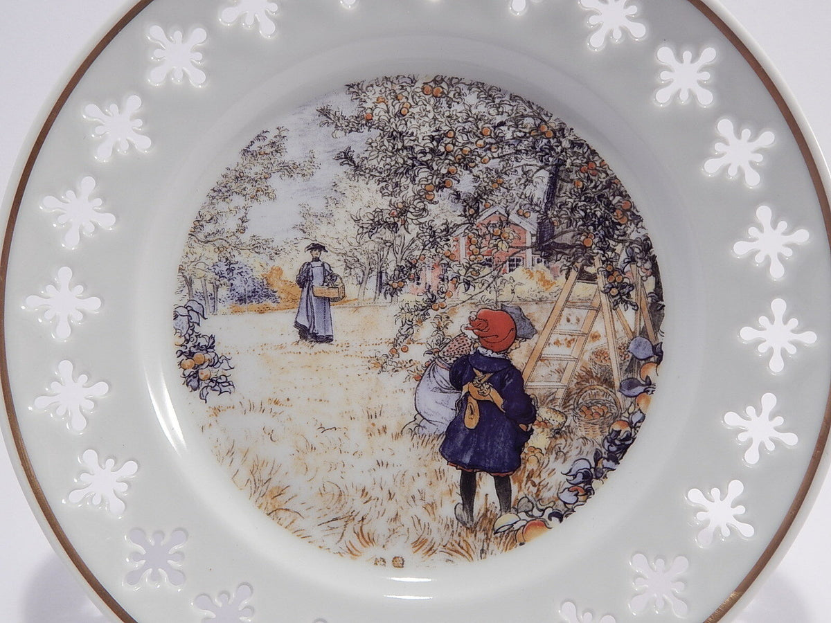 Decoro sopra smalto con dettagli in oro del piatto Carl Larsson AEbleplukning di Bing&Grondahl