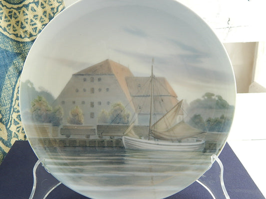 Piatto antico Bing&Grondahl con un molo e un edificio per il grano, decoro sottosmalto