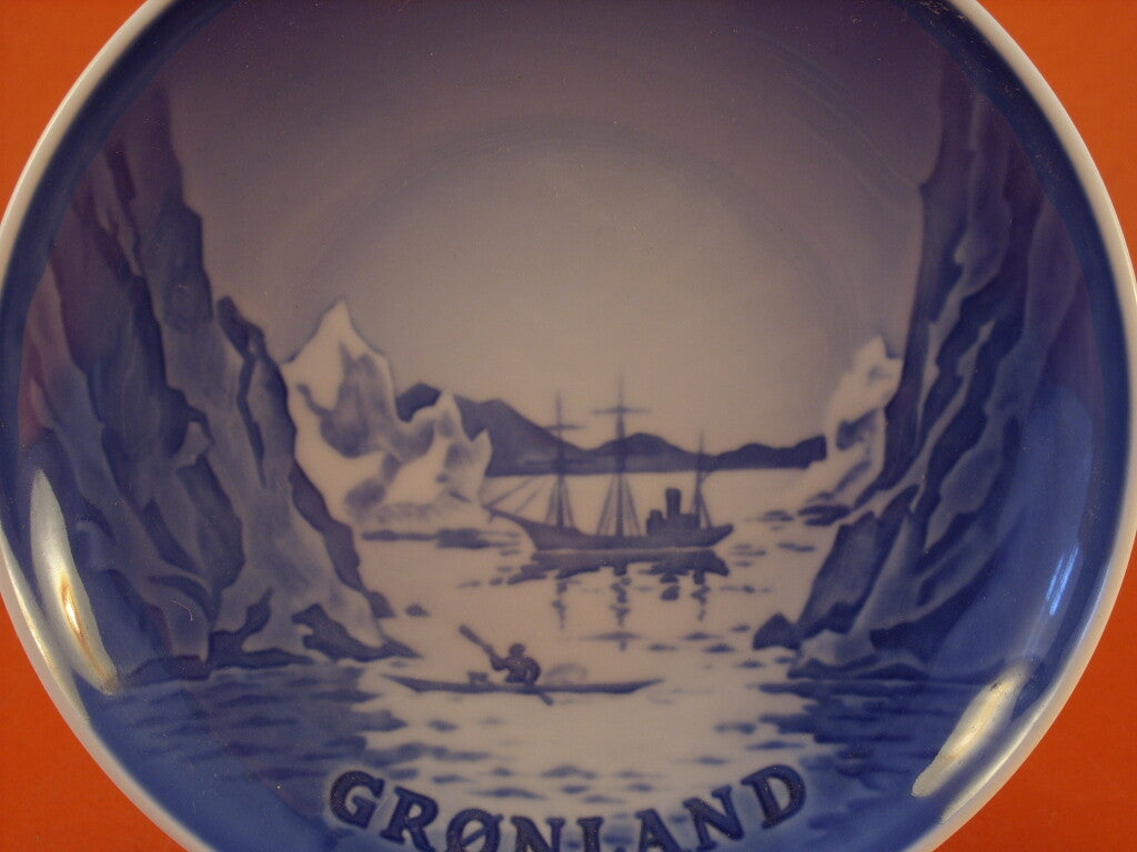 Piatto Bing&Grondahl dedicato alla Groenlandia, motivo in rilievo sottosmalto