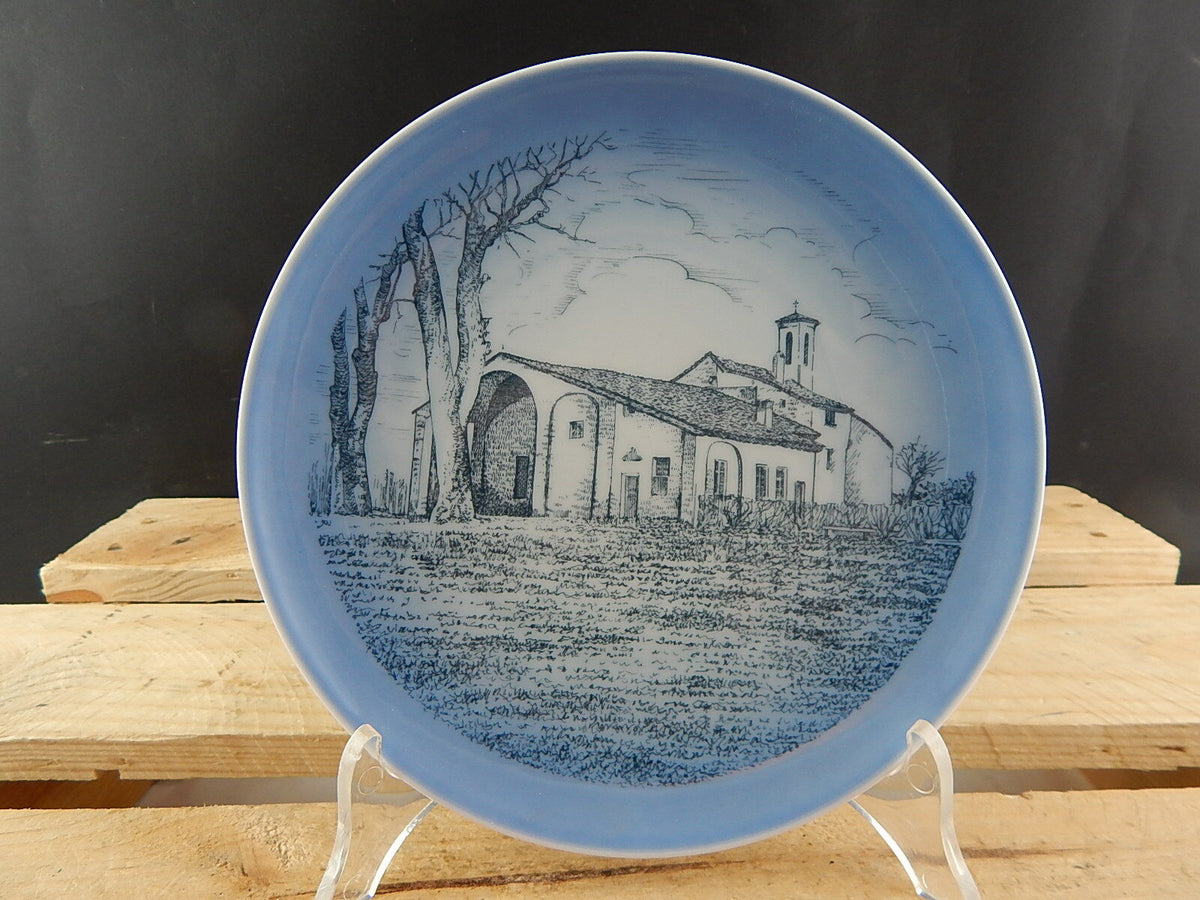 Piatto da parete Bing&Grondahl in porcellana danese con veduta della Pieve di Novi Ligure dell'XI secolo