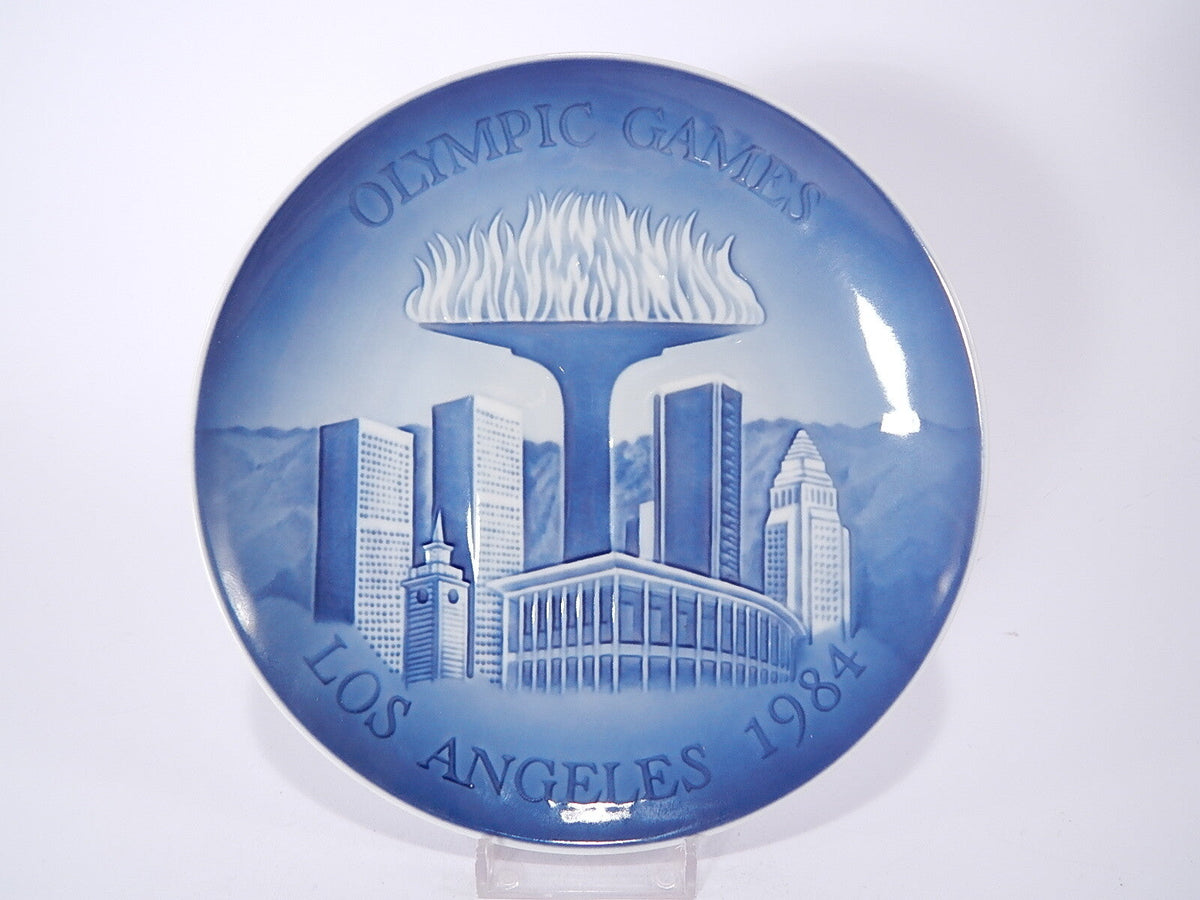 Bing&Grondahl piatto Olimpiadi Los Angeles 1984 con la Torcia Olimpica, porcellana danese blu cobalto
