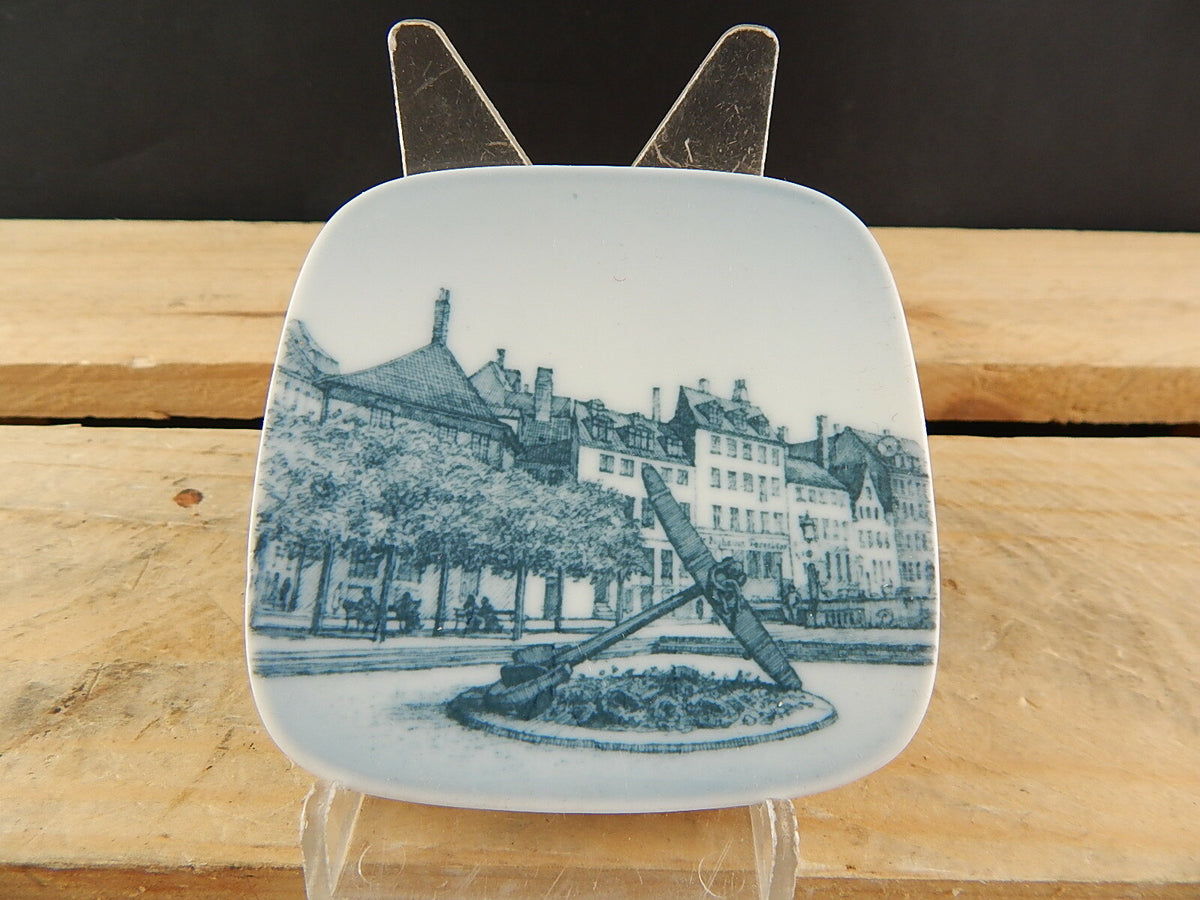 Bing&Grondahl Plaquette Piatto Nyhavn Mindeankeret porcellana dipinta a mano, 8cm