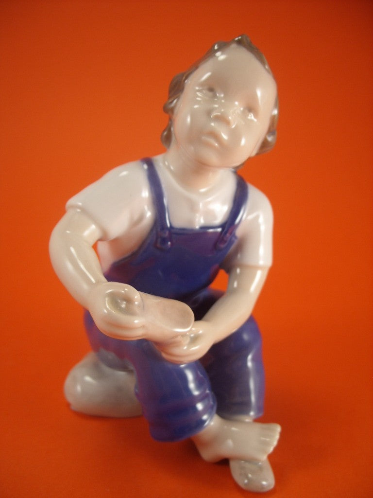 Bing&Grondahl Statuina "Aiuto Mamma, Bambino con la Scarpa" Cod 2275 porcellana dipinta a mano, 14 cm