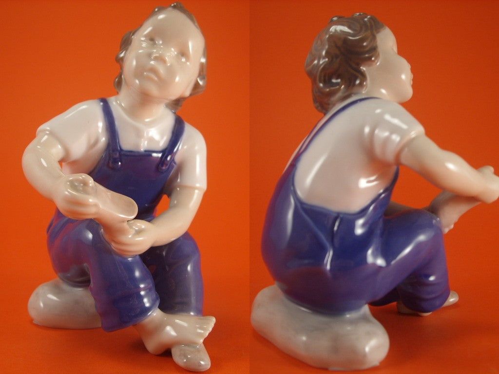 Bing&Grondahl Statuina "Aiuto Mamma, Bambino con la Scarpa" Cod 2275 decorazione porcellana da collezione, 14 cm