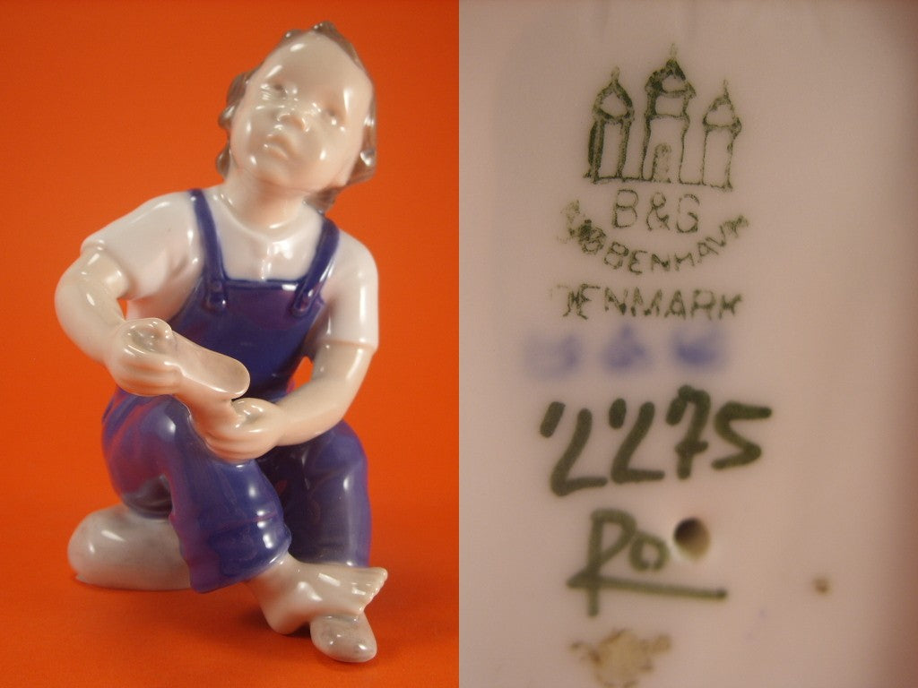 Statuina "Aiuto Mamma, Bambino con la Scarpa" Cod 2275 porcellana pezzo da collezione, 14 cm