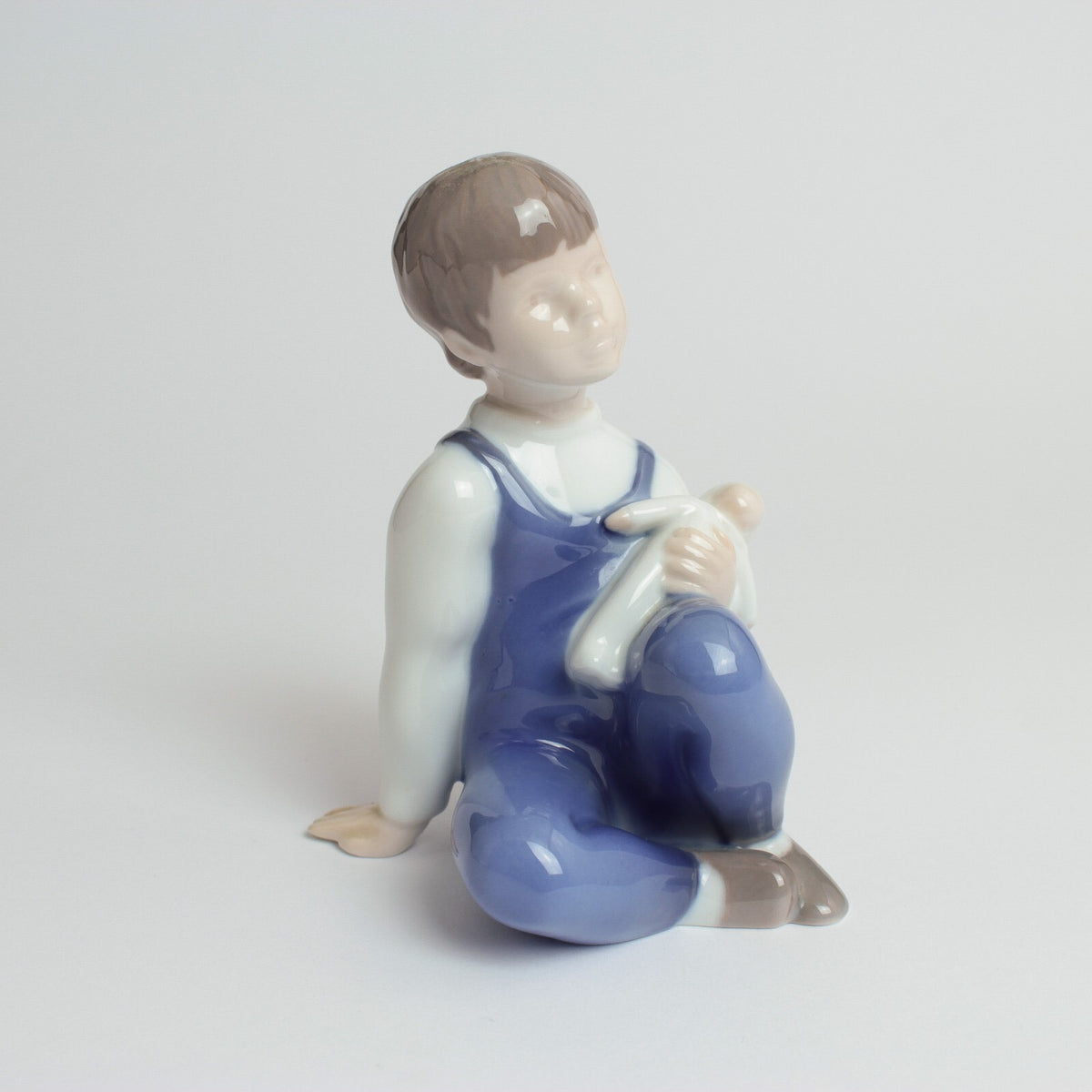 Bing&Grondahl Statuina "Bambina con Bambola" Cod 2400 (Piccolo Difetto) porcellana dipinta a mano, 9 cm