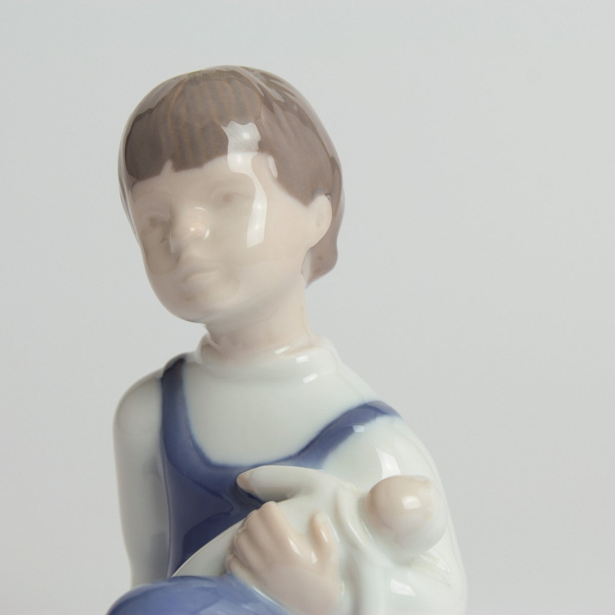 Statuina "Bambina con Bambola" Cod 2400 (Piccolo Difetto) porcellana pezzo raro da collezione, 9 cm
