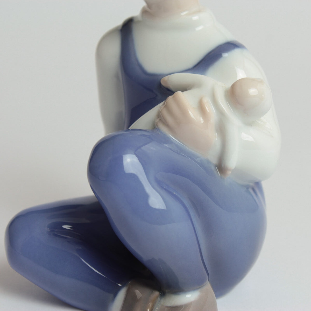 Bing&Grondahl Statuina "Bambina con Bambola" Cod 2400 (Piccolo Difetto) porcellana pregiata, 9 cm
