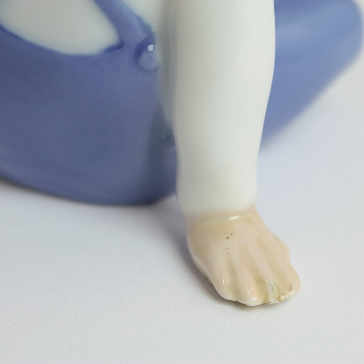 Bing&Grondahl Statuina "Bambina con Bambola" Cod 2400 (Piccolo Difetto) porcellana dipinta a mano, 9 cm
