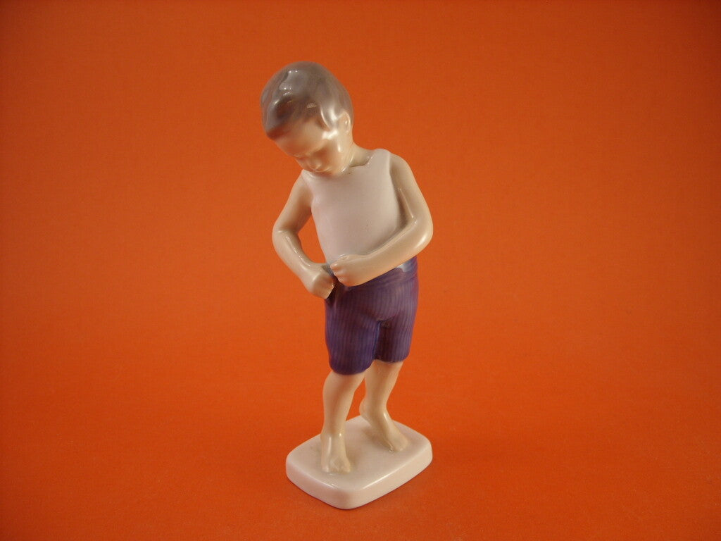 Bing&Grondahl Statuina "Bambino che Allaccia i Pantaloni" Cod 1759 porcellana dipinta a mano, 15 cm